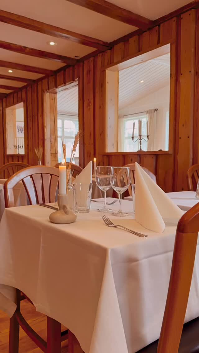 Fortfarande inga planer för lördag? Ibland räcker det med en middag tillsammans 🥰🌹 Boka bord på bara några sekunder 👉🏻 www.hensbackahotell.se