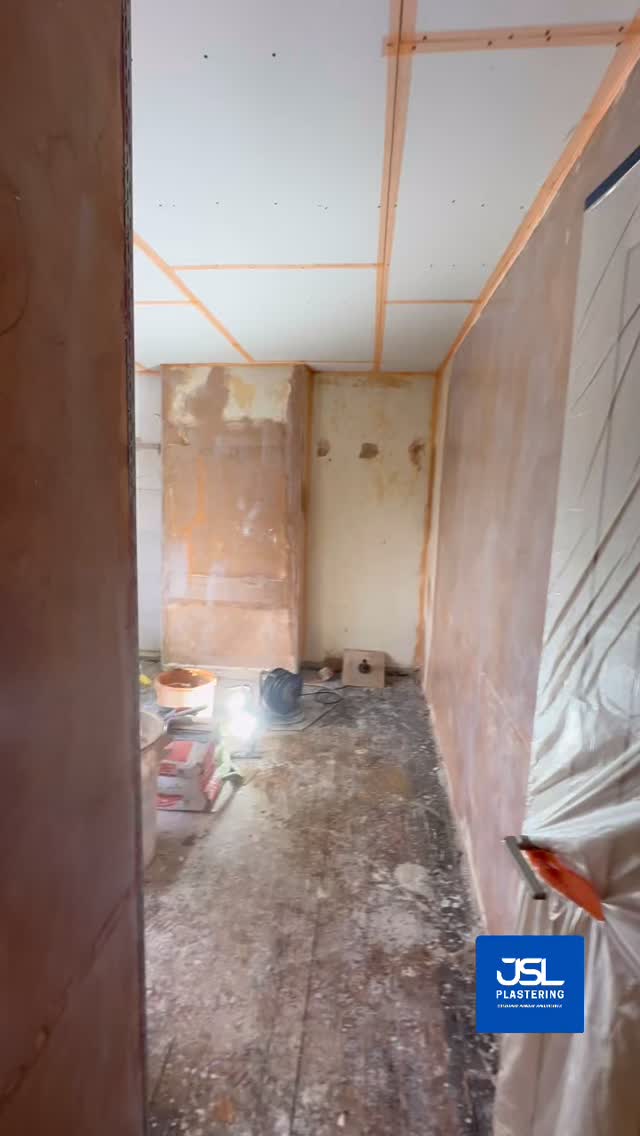 Solid teamwork today getting this bedroom fully prepped and plastered 💪
Overboard ceiling✔️
Backing coat plaster to various areas✔️
Full skim throughout for a smooth finish✔️
@pj_lynch_plastering95
#nottingham #plasterer #nottinghamshire