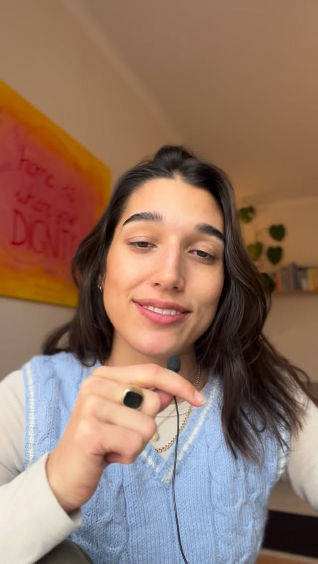 Wenn wir Emotionen nicht halten und navigieren können,
„steigen sie uns zu Kopf“.
Das bedeutet, wir nutzen unsere kognitiven Fähigkeiten,
Gedanken und Interpretationen,
um mit Situationen umzugehen,
in denen wir uns überfordert oder ohnmächtig fühlen.
Bewertung unterstützt uns dabei,
uns von emotionalen Ereignissen zu distanzieren
und sie einzuordnen.
Allzu oft führt das jedoch dazu,
dass wir uns selbst oder andere abwerten,
weil wir keinen besseren Umgang
mit der Situation und den damit einhergehenden Emotionen haben.
Wie kannst du dich in solchen Momenten unterstützen?
Support holen für die Gefühle
und erst darüber nachdenken, wenn dein präfrontaler Kortex (der Teil, der einordnet, reflektiert und differenziert) wieder verfügbar ist und du klar denken kannst.
Wenn wir denken und emotional sind,
landen wir nämlich allzu oft im Drama
und damit ist uns (und anderen) nicht geholfen. 🤷🏽♀️
•••
Videos wie diese dienen der Unterhaltung und ersetzen keine Begleitung. Sie dienen nicht als professioneller Rat und gehen ebenso nicht auf die Feinheiten psychischer & emotionaler Gesundheit ein (weil sie dafür viel zu individuell ist!).
www.auroraprema.de