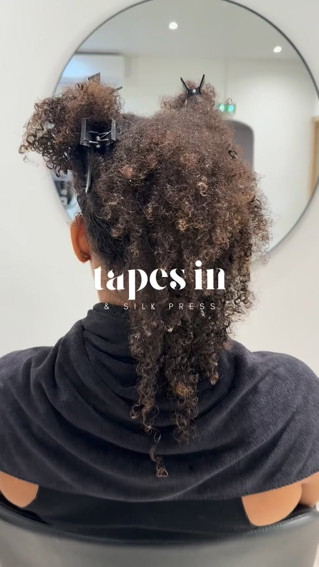 Le lissage Silk Press est une technique de brushing spécialement conçue pour le cheveu afro et métissé et ce, même si vous avez les cheveux abimés ou fragilisés. Il est même adapté aux cheveux en transition ou défrisés !
✨Silk = soie / Press = lissage ✨
Cette technique permet d’avoir une finition soyeuse incroyable aussi douce que la soie ! Elle permet aux femmes ayant des cheveux texturés de sublimer leur chevelure et de profiter de la versatilité de leurs cheveux.
✨ Ne dénature pas les cheveux
✨Tenue du soin : entre 2 à 3 mois.
✨Les bénéfices de ce soin :
- Facilite le démêlage
- Réduit le temps de coiffage et de lissage
- Imperméabilise les cheveux qui est donc moins réactif à l’humidité
- Apporte brillance et souplesse extrême
- Renforce les cheveux afin d’atteindre enfin vos objectifs de longueur
Ne possède AUCUN AGENT DÉFRISANT, vos cheveux seront beaucoup plus faciles à lisser, ils seront souples et ultra brillants.