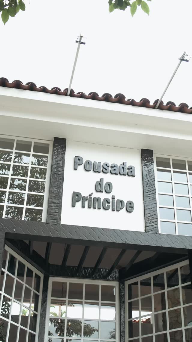 Uma casa que acolhe.
Um refúgio que cuida.
Aqui na Pousada do Príncipe, cada detalhe foi pensado com simplicidade e intenção.
Da fachada que preserva a arquitetura colonial aos quartos que convidam ao descanso, tudo existe para que você se sinta em casa com o cuidado que só a verdadeira hospitalidade oferece.
Sem excessos.
Sem pressa.
Apenas conforto, história e atenção aos pequenos gestos.
A sua casa em Paraty.
⸻
A home that welcomes.
A refuge that cares.
At Pousada do Príncipe, every detail is designed with simplicity and intention.
From the colonial façade to the inviting rooms, everything is made so you feel at home embraced by thoughtful hospitality.
No excess.
No rush.
Just comfort, history and care.
Your home in Paraty.
#PousadaDoPrincipe #Paraty #SuaCasaEmParaty #Hospedagem