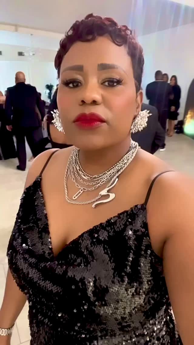 February 8, 2026 🖊️
The day someone sat a mirror in front of me and I saw EVERYTHING with pure and full clarity.
Thank you.🤍
Hair @truestylist
🎶🎵🎤: Lonzo 🥰 @1lonzo.x