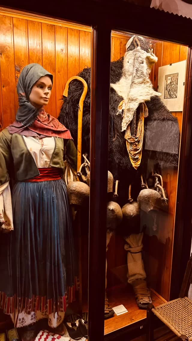 Le carnaval de Skyros est l’un des plus traditionnels en Grèce. Suivant les traditions, les Geros: hommes vêtus des peaux de chèvre portant des cloches fort lourdes, ainsi que les Korela: jeunes filles, parcourent le village principal ( la Chora) pour chasser les mauvais esprits. J’ai découvert Skyros cet été et vivre son carnaval est encore tout en haut de ma bucket list 😉 #carnaval #sporades #skyros #greektraditions #greekislands