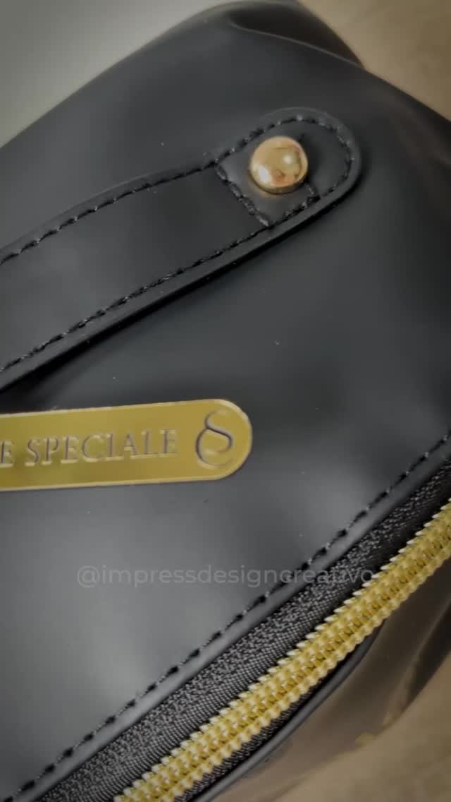 Ser presença hoje exige escolha.
Exige mandar a mensagem que ficou na cabeça há semanas.
Fazer aquele agradecimento que você ensaiou e nunca falou.
Escrever um bilhete à mão. Separar um presente pensando na história da pessoa, não no preço.
Tem alguém aí que já sustentou suas fases difíceis sem fazer alarde.
Que ficou quando era mais fácil ir embora.
Que ouviu você repetir o mesmo problema dez vezes.
Não deixa passar mais um dia como se isso fosse óbvio.
Cuidar ainda é raro.
E raridade precisa ser praticada.