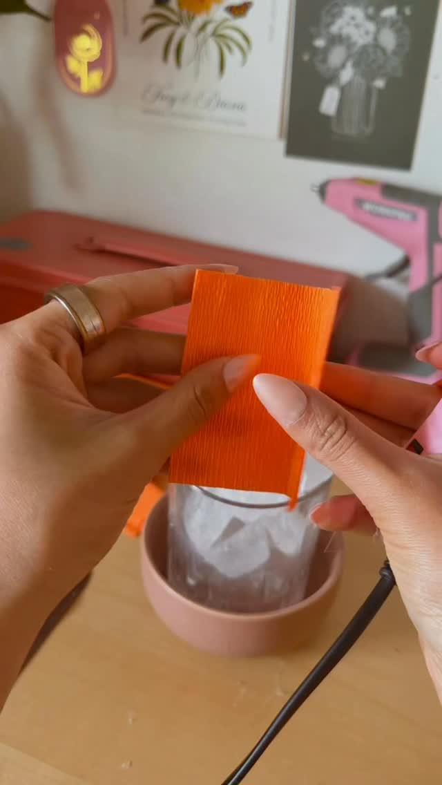 Flower cups for our Giant Marigold✨
#giantpaperflowers #paperflowers #crepepaperflower #floritastudio #giantpapermarigold