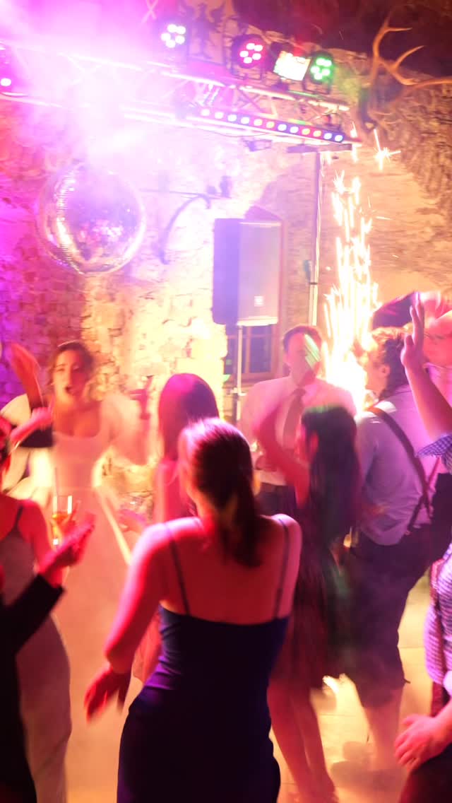 Sax. Piano. Beats. 🥂✨
Vergesst Standard-Playlists! Mit saxotic bekommt ihr das Beste aus beiden Welten: Die Energie von Live-Instrumenten und den Druck eines professionellen DJ-Sets.
Ob romantisch beim Einzug oder Full-Energy zur Prime-Time – wir begleiten euch den ganzen Tag. Technik? Bringen wir mit. Stimmung? Garantieren wir.
📩 Jetzt Termin für 2027 anfragen!