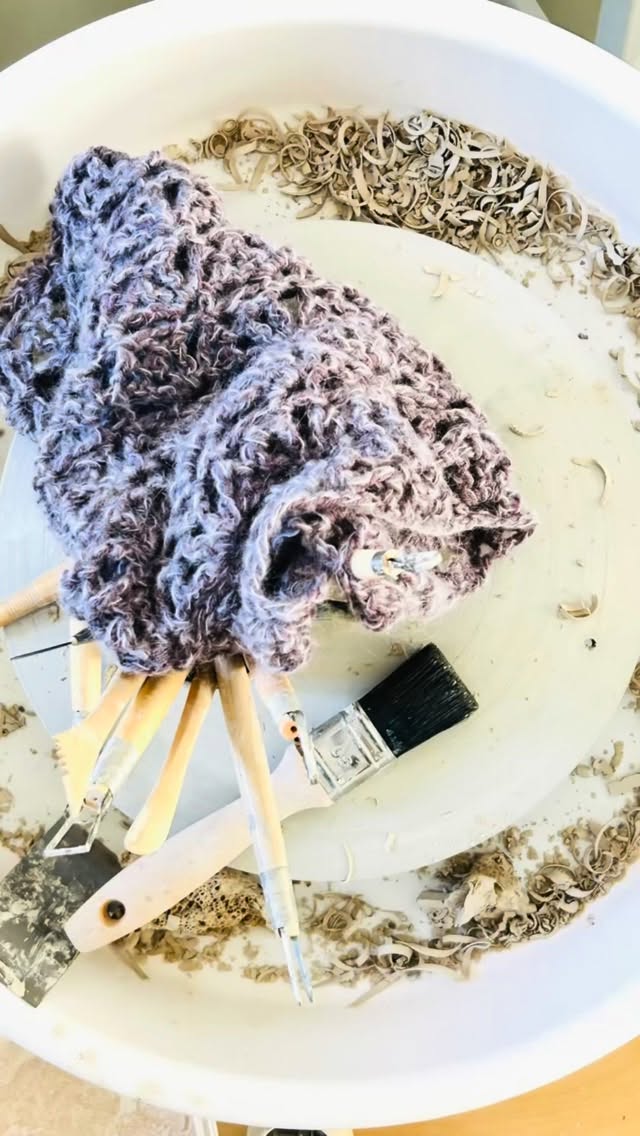 E I N · B L I C K… Hinter die Kulissen
Im Spätsommer letzten Jahres wurde es im CL·AY Studio ganz schön wollig. Die Mädels vom Magazin burda Stricken waren zu Besuch und haben die Frühjahrs-Kollektion 2026 fotografiert – zwischen Drehscheibe, Ton und dieser besonderen Atelieratmosphäre, die entsteht, wenn Hände arbeiten und Gedanken langsamer werden.
Es war ein Tag voller Energie: Wolle traf auf Ton, weiche Fasern auf feuchte Erde. Es wurde gelacht, gestylt, gerückt, fotografiert – Kreativität und Produktivität pur. Und doch lag in allem diese Ruhe, die entsteht, wenn man ins Machen kommt. Wenn Hände fühlen, formen, gestalten. Wenn das Material den Takt vorgibt.
Jetzt ist das Heft erschienen, und ich finde, das CL·AY strahlt mit der Wolle um die Wette. Alles wirkt leicht, luftig, es atmet – genau wie die Energie, die an der Drehscheibe entsteht.
Willkommen im Keramikstudio für innere Zentrierung. Deine Hände im feuchten Ton, die Drehscheibe in sanfter Bewegung. Töpfern. Atmen. Ankommen.
Mehr zu meinen Workshops & Angeboten: cl-ay.de
·
A Glimpse… Behind the Scenes
In late summer last year, things got wonderfully woolly at CL·AY Studio. The lovely team from burda Stricken came by to photograph the Spring 2026 collection – set between the pottery wheel, clay, and that special studio atmosphere that arises when hands are working and thoughts begin to slow down.
It was a day full of energy: wool met clay, soft fibers met damp earth. There was laughter, styling, moving things around, photographing – pure creativity and productivity. And yet, beneath it all, there was this sense of calm that comes when you slip into the act of making. When hands feel, shape, create. When the material sets the rhythm.
Now the magazine has been released, and I feel that CL·AY shines alongside the wool. Everything looks light, airy, it breathes – just like the energy that unfolds at the wheel.
Welcome to a ceramics studio for inner grounding. Your hands in moist clay, the wheel turning in gentle motion. Pottery. Breathe. Arrive.
Find out more about my workshops & offerings: cl-ay.de
#burdastrickenmagazin
#wolle
#slowstudio
#achtsamkeit