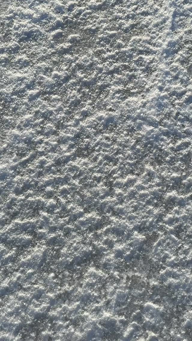 Kirkas ilma, kimmeltävä lumi ja auratut jäätiepätkät tekevät liikkumisesta saaristossa sujuvaa – ja maisemista suorastaan henkeäsalpaavia. Jää elää koko ajan, ja siksi jokainen reitti, pysähdys ja siirtymä vaatii tarkkaavaisuutta ja kunnioitusta luontoa kohtaan.
Jäällä liikutaan aina omalla vastuulla. Varmista oikea varustus, seuraa olosuhteita ja muista, että jäätilanne voi muuttua nopeasti – erityisesti virtaavissa ja kapeissa kohdissa.
Nautitaan talvesta järjellä ja turvallisesti.
#seasport #visitporvoo #visitpellinge #porvoonsaaristo #borgåskärgård