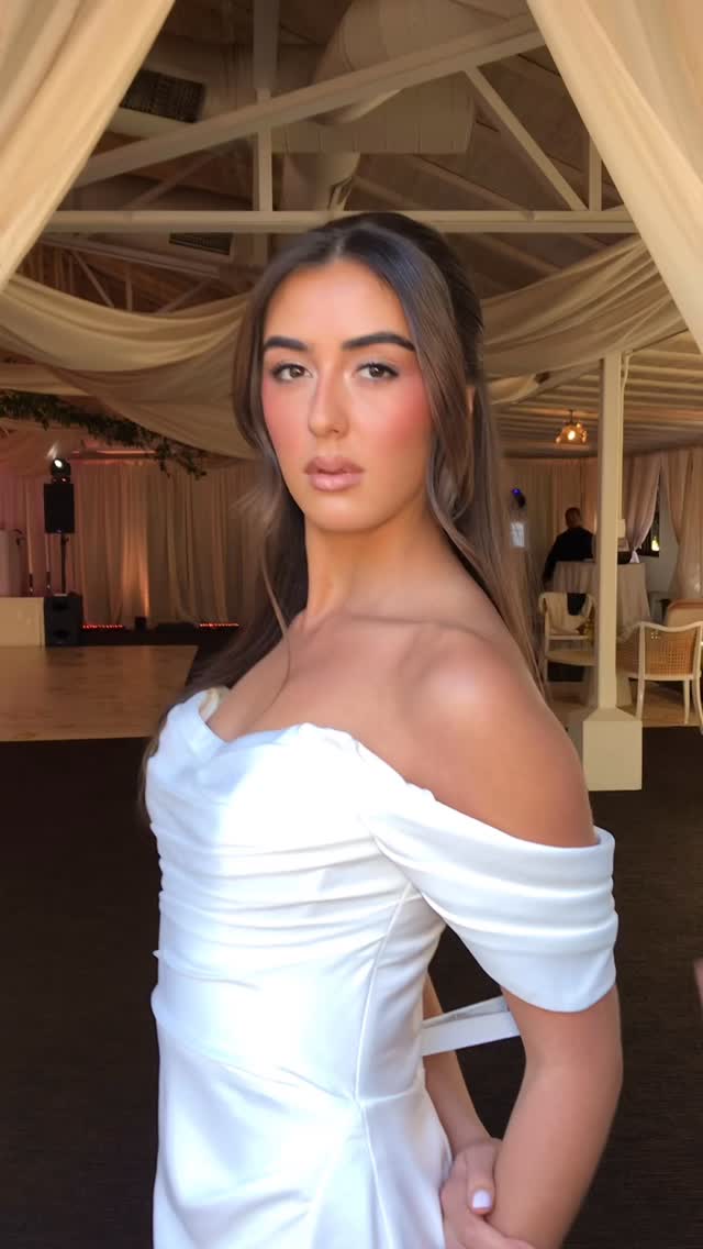 Forever obsessed with this glam ✨
Model @oliviamercea @az_model_management
Hair @rebekahlafalce
Working with @hvhfaces
Airbrush makeup @temptu
#travelingmakeupartist #crystalbellbeauty #bridalmakeupartist #onlocationmakeupartist #bridalmakeupinspo