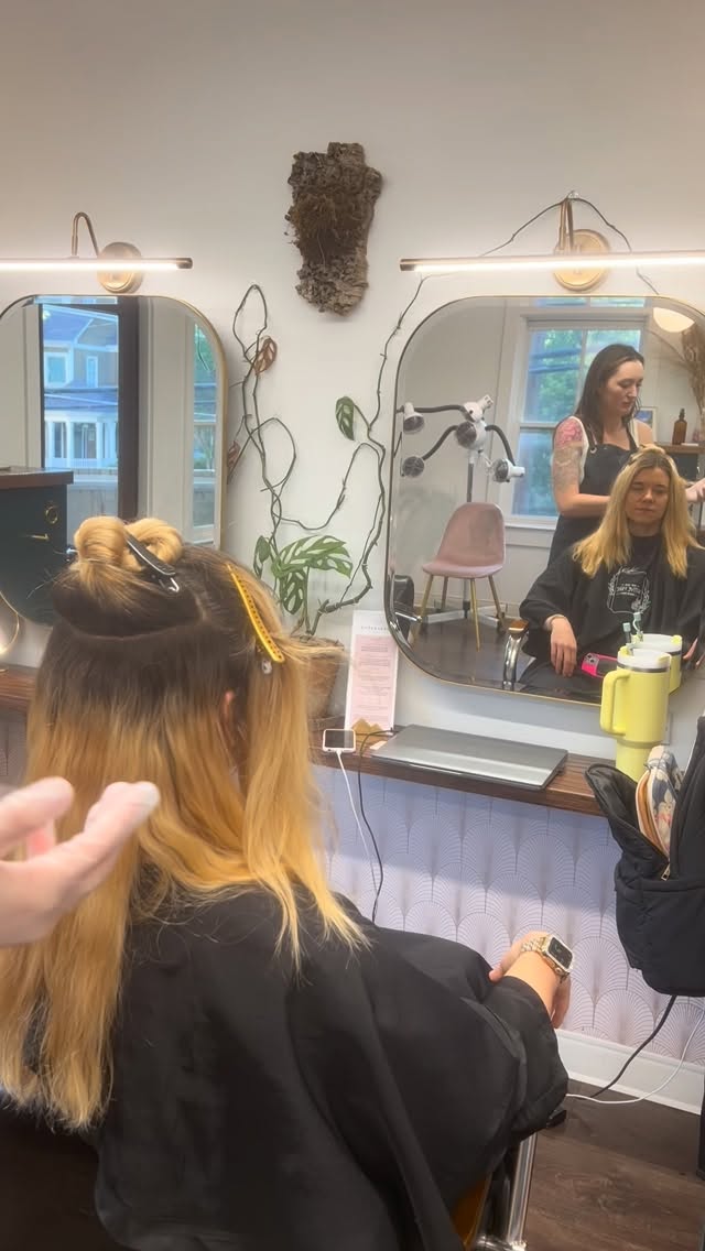 Looking for a major blonde transformation? We got you 👍🏻
Hard work, skill, and patience make looks like this possible.
Foils on foils. Hours of intention. And a glow up that speaks for itself ✨
If you’ve been dreaming of going brighter, softer, or more dimensional—this is what it looks like when blonde is done right.
📅 Book your transformation. Your blonde era is calling