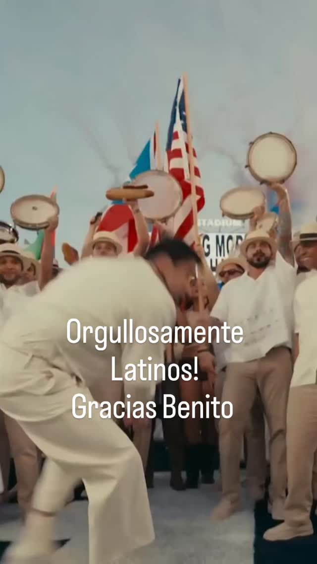 Vimos algo que va más allá de la música: vimos a nuestra cultura ocupar el escenario más visto del planeta. 🇵🇷🎤✨
Bad Bunny @badbunnypr no solo dio un show lleno de ritmo y corazón — hizo historia siendo el primer artista latino en encabezar un halftime del Super Bowl cantando casi TODO en español.
Fue un acto de orgullo, presencia y celebración de nuestras raíces, de nuestras lenguas, de nuestras calles, de nuestros abuelos y de nuestra gente. 💃🕺
En un lugar históricamente segmentado, dividido y lleno de barreras invisibles,
ayer pasó algo importante.
Bad Bunny no solo llevó música al escenario.
Llevó un mensaje de amor frente al odio, de unión frente a la exclusión,
de cultura frente al silencio.
Sin discursos largos.
Sin banderas impuestas.
Solo ritmo, idioma, cuerpo y verdad.
La música hizo lo que siempre hace cuando es honesta:
conectar personas que no se parecen, pero que sienten lo mismo.
En tiempos donde dividir parece más fácil que escuchar,
esto fue un recordatorio claro:
👉 el amor también puede ser fuerte
👉 la identidad no necesita permiso
👉 la cultura une cuando se vive con respeto
Bailar, cantar y existir desde quienes somos
también es una forma de resistencia.
Y de esperanza. ❤️🔥
#BadBunny #SuperBowl #SuperBowlLX #LatinCulture #LatinoPride