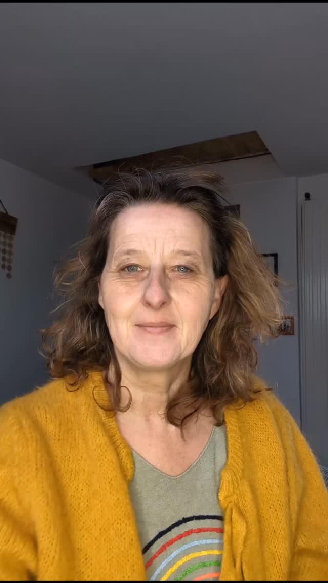 Les conflits avec des membres de notre famille ne sont jamais anodins. Ne plus voir ses parents ou ses enfants cachent souvent des blessures d'un autre temps. C'est pour cette raison qu'elle démarre souvent de broutilles pour devenir très vite des incidents diplomatiques. Voici l'histoire de cette femme qui ne voit plus ses parents car ils n'ont pas voulu l'accueillir pendant sa période de transition du travail a la création de sa société.
Elle est donc fâchée, trouve ça injuste et ne veut plus les voir ni répondre au téléphone.
On trouvera qu'elle était un homme riche dans sa vie d'avant au maroc. Son frère est tombé amoureux de sa femme, il lui a volé son argent et il est partie avec sa femme qui était aussi amoureuse de lui. Il s'est retrouvé seul avec ses enfants sans un sous. Sauf que ce frère est son père dans cette vie et quelle l'a choisi pour se venger. Elle a donc utilisé le fait qu'il ne veuille pas l'accueillir pour lui faire payer ce qu'il a fait dans sa vie d'avant. En plus elle estime qu'il lui devait bien ça, la nourir par rapport a ce qu'il avait fait. On a donc réécrit la ligne de temps, en faisant en sorte que cet homme qu'elle était laisse partir sa femme avec son frère si ils s'aiment et qu'ils leur donnent même de l'argent pour s'installer et redémarrer leurs vies. Ainsi il n'est plus en colère et il peut rompre les promesses qu'il s'est faites : ne plus avoir de l'argent et ne pas retomber amoureux aux risques de tout perdre. Ceci était aussi deux problématiques qu'elle avait : gagner de l'argent et arrêter de tomber sur des hommes non disponibles ou qui ne veulent pas s'investir dans une relation....
Et vous avez vous des conflits avec des personnes de votre famille ? Auriez vous envie de savoir pourquoi ?
#hose #hypnoseregressive #fairelapaixavecsesviesanterieures #inconscient #conflitfamilial