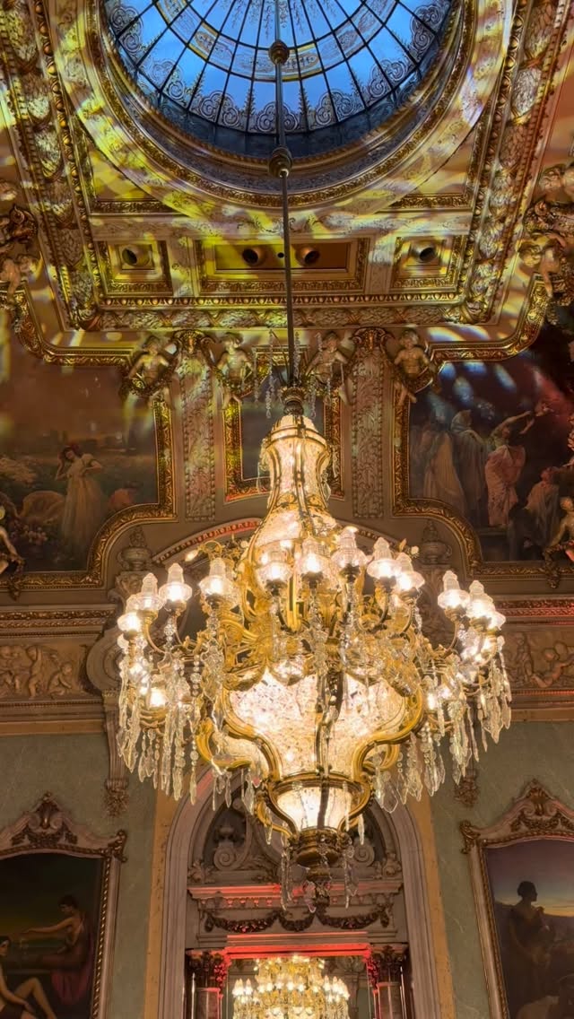 Mind the Casello d’Oro ✨
Una serata fantastica al Real Casino di Madrid, tra cultura gastronomica, lifestyle e stampa internazionale. Il Casello d’Oro ha celebrato i 13 caseifici vincitori dei Palii del @parmigianoreggiano 2025, simbolo di tradizione e qualità senza tempo.
Due Menzioni Speciali — miglior struttura e miglior profilo aromatico — sono andate al Caseificio Sociale di Monzato di Traversetolo (Parma), protagonista della serata. 🧀🏆