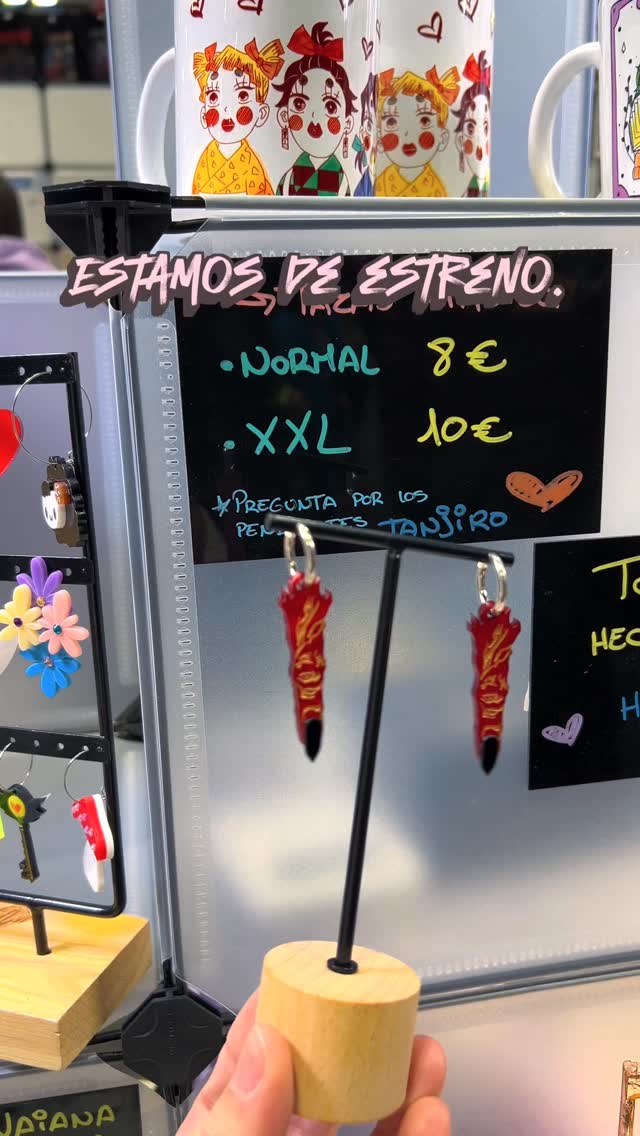 Estamos en el pabellón 6 en la zona comercial, una isla de artistas según entráis a la izquierda.
Frente al escenario.
NO HAY PÉRDIDA ✨