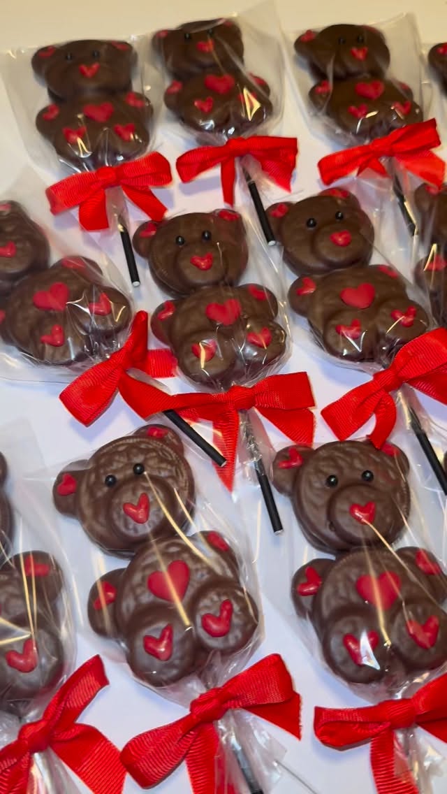 Sweet, cute, and impossible to resist 🐻🍫
These chocolate-covered Oreo bears are lined up and ready to steal hearts
.
.
.
#ChocolateCoveredOreos #DessertLovers #SweetTreats #CustomDesserts #DetroitBaker