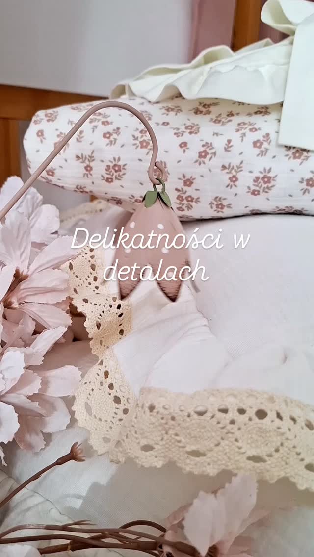 Wiosna delikatność w tkaninach dodatkach do dziecięcych pokoikow . Pościel muslinowa lekka ,oddychająca , otuli do snu iI przyniesie magiczne sny🌸🌿
#babysleeping #babyroomdecoration #babygirl #polskierękodzieło #kidsroomdecor