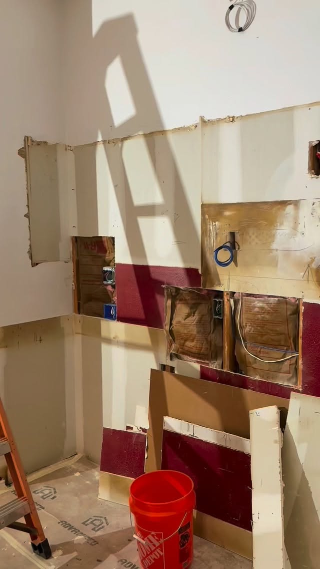 Bringing this kitchen to life ✨🍽️
Newly renovated and we were happy to assist with:
💡 Recessed lighting
🔆 Under-cabinet lighting
🔥 Connections for a new oven
🌟 Pod lighting for the top cabinets
…plus more to make it all come together.
Give us a call for your remodeling needs 📞
210-937-2461
#KitchenRemodel #CustomLighting #contractor #sanantonio #electrician 🔨✨