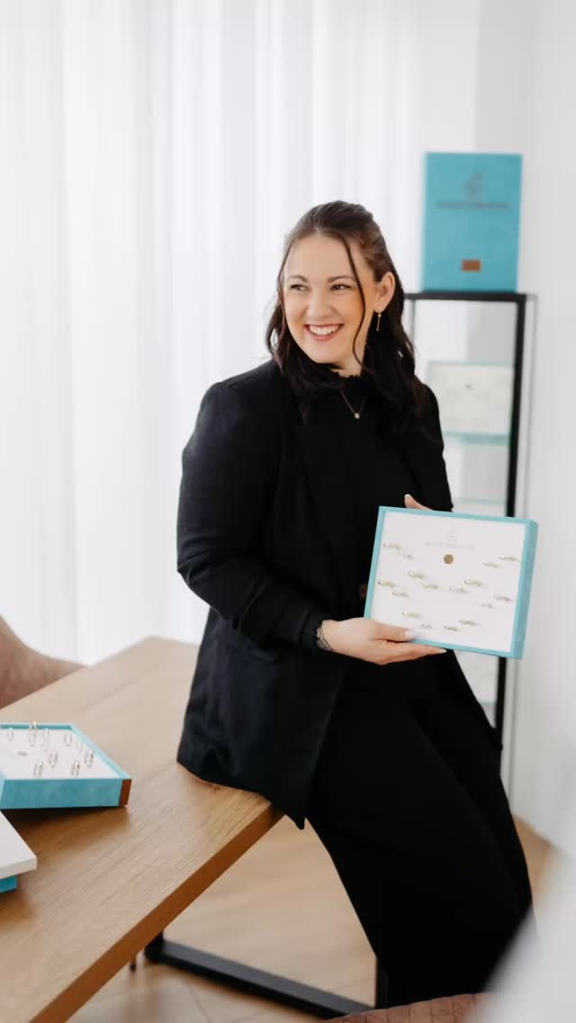 Eure Trauringe sind mehr als Schmuck –
sie sind ein Versprechen fürs Leben. 🤍
In unserer Trauringe Lounge erwartet euch eine entspannte Wohlfühlatmosphäre, in der ihr ganz in Ruhe eure perfekten Ringe finden könnt.
Ohne Stress. Ohne Zeitdruck. Dafür mit ganz viel Herz.
✨ Kostenlose & persönliche Beratung
✨ Individuelle Auswahl an Trauringen
✨ Exklusive Lounge-Atmosphäre nur für euch
Wir nehmen uns Zeit für eure Wünsche und begleiten euch Schritt für Schritt auf dem Weg zu euren Traumringen.
📅 Vereinbart jetzt euren Termin und erlebt eure Trauring-Beratung ganz entspannt.
Wir freuen uns auf euch! 🤍💍
#hochzeit #eheringe #trauringe #verlobungsring #vorarlberg