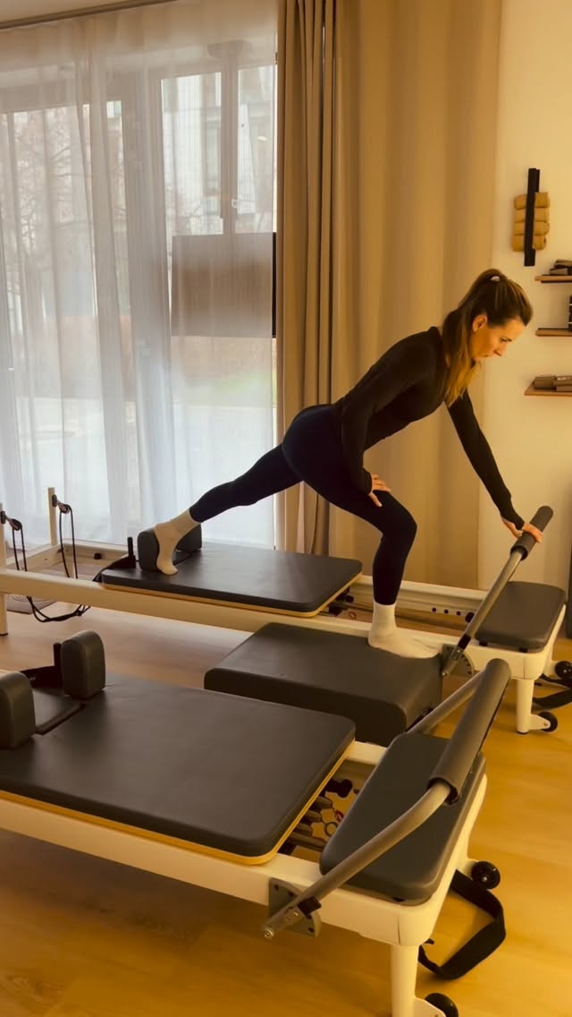 Síla nevzniká ve spěchu, ale v kontrole.
Reformer umožňuje nastavit odpor podle každého těla.
Proto můžeš jít pomalu – a přesto opravdu posilovat. 💪
Bez tlaku na výkon. S respektem k tělu. 🤍
Vhodné pro začátečníky i zkušené, každý najde své tempo. ✨