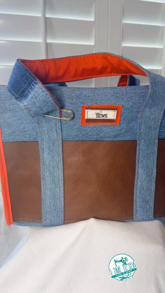 I had been drooling over #simplicity 9618 for the longest and thanks to my girl @schellishell @ninajocollective who scheduled a sew date with me and let me use her industrial machine “Bertha” I finally made the tote I envisioned!
This tote is made with a pair of thrifted Levi’s & Dickies along with a faux leather vinyl placemat!