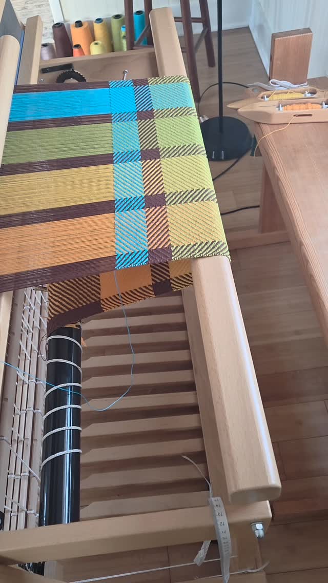 Using a 4/4 twill really makes the colors pop on this run!
#sunriselodgefiberstudio #weaversofinstagram #weaving #handweaving #towels