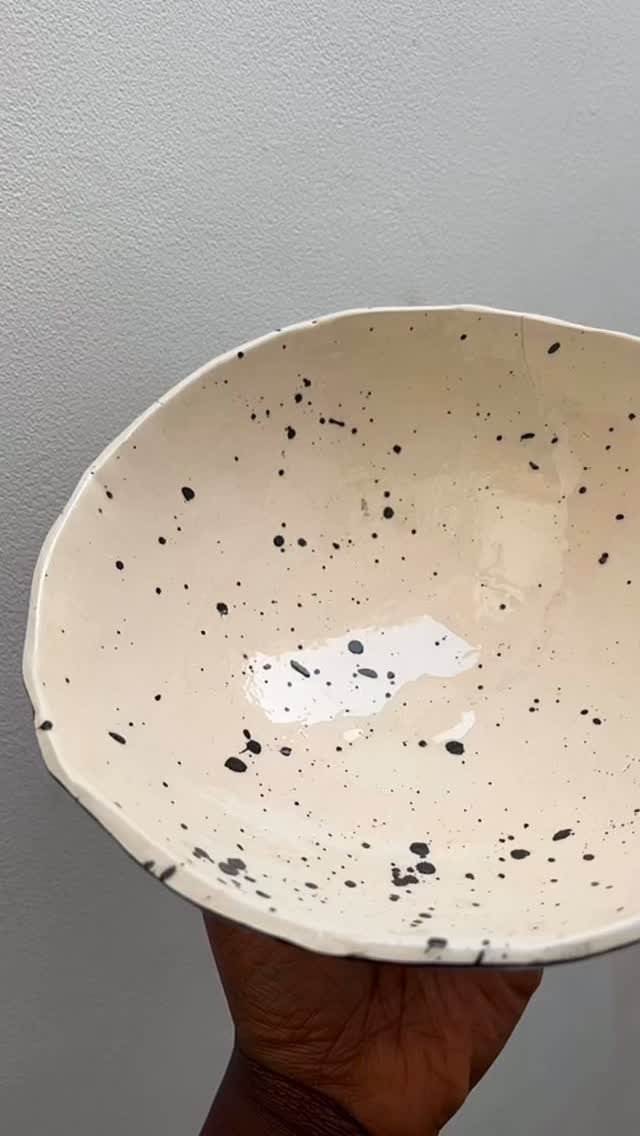 Glazed > sgraffito > greenware
A different take on a ceramic reveal - always a memorable one, especially when it comes to sgraffito.
#sgraffito #ramenbowl #satisfying