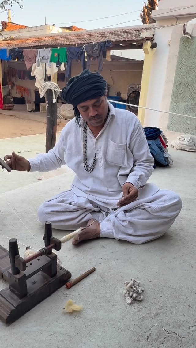 Dans la région de Bhuj, au cœur du Kutch, au Gujarat, l’artisanat textile est plus vivant que jamais. Ici, le savoir-faire se transmet de génération en génération, soutenu et valorisé par le gouvernement indien pour préserver ces traditions uniques.
Le tissage de la laine et du coton au rouet fait partie du quotidien. Le fil naît d’un geste simple et patient, tourné à la main, avant d’être teint avec des pigments naturels issus de plantes, d’écorces et de minéraux. Chaque couleur raconte la terre, le climat et la culture de cette région aride et lumineuse.
Vient ensuite le tissage manuel, réalisé sur des métiers traditionnels. Les motifs géométriques, les rayures subtiles et les textures riches reflètent l’identité des communautés du Kutch. Rien n’est industriel : chaque pièce porte la trace de la main qui l’a créée.
À Bhuj, l’artisanat n’est pas seulement un héritage, c’est une fierté vivante, un équilibre entre tradition et modernité, entre protection du patrimoine et créativité contemporaine.