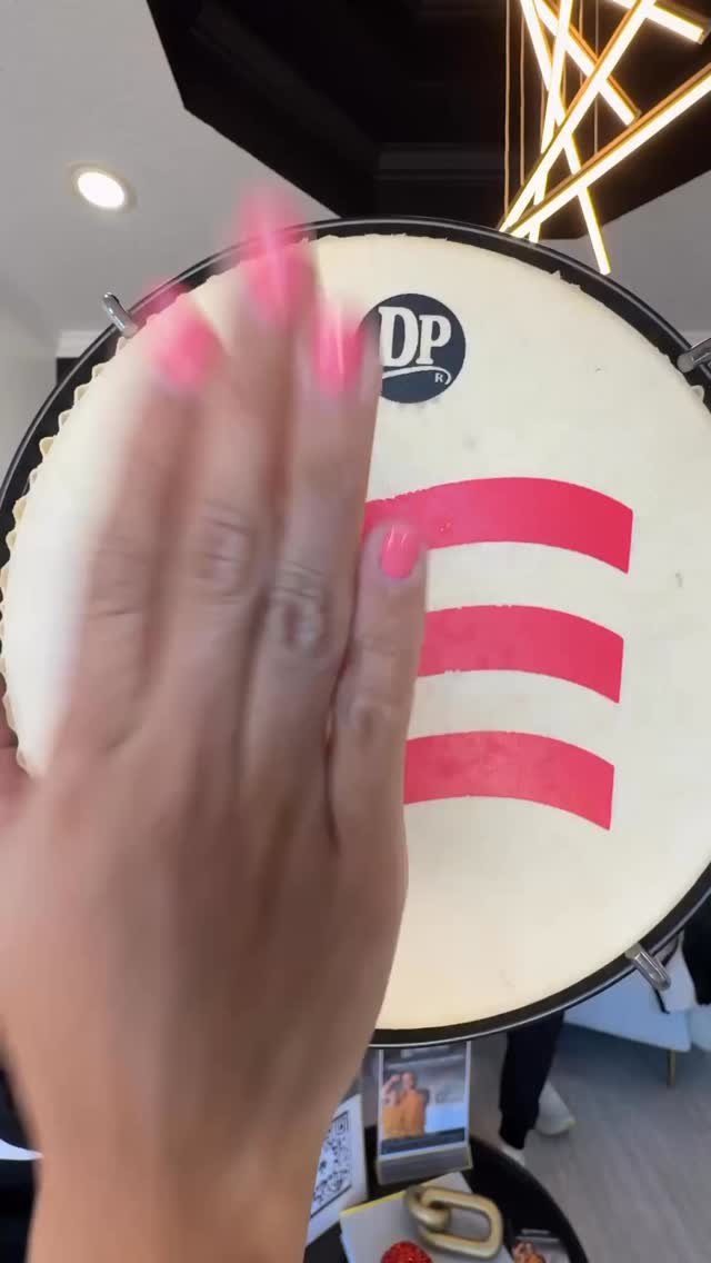 ¡Feliz domingo de Súper Bowl! 🏈🔥
Grita el touchdown, repite el plato (con conciencia 😜), brinda con los tuyos y disfruta sin culpa… pero con cabeza.
Recuerda: no todo lo que cruje es proteína y no todo lo líquido hidrata 😏
Nosotros estaremos 👀 mirando el menú… pero mañana seguimos Inspire Change 💪✨