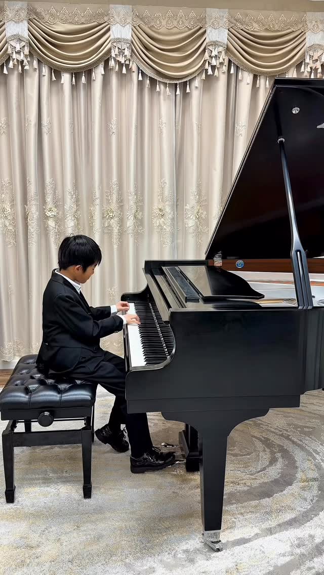 Zimeng (Age 9) nearly two years at the piano… and already collecting gold like it’s part of the warm up routine 🥇🎶
At the North Shore Music Festival, he brought home another Gold Award with Turboccata by Dennis Alexander, a high voltage piece packed with rapid rhythmic patterns, bold harmonic shifts, and nonstop energy.
It demands sharp technique, steady control, and fearless energy, and he delivered every bar with precision and spark.
Hard work sounds like this 🎹🔥
