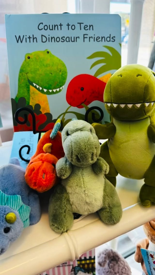 🦖 Great gifts for kids! 🐶
#charleston #danielisland #charlestongifts #shoplocaldi #rainbowrow