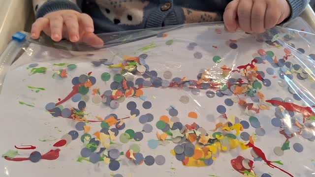 Alaaf 🔴🟡🟢 #verf #confetti #voordeallerkleinsten👶🏻