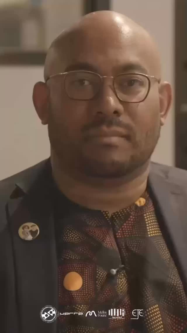 ¡Ya lo escucharon!
Guesnerth Josué Perea (@guesnerth) les invita a nuestra Cumbre Afro 2026 🌟
Perea, director ejecutivo del AfroLatino Forum, será unos de nuestros panelistas invitados en este encuentro intencional. Nuestro lema “Humanismos negros: somos raíz y futuro”, parte de una reflexión profunda sobre los procesos históricos de racialización y racismo sistémico, entendidos como proyectos de deshumanización que persisten más allá de la abolición de la esclavitud. Estos legados continúan manifestándose en narrativas, instituciones, políticas públicas y dinámicas cotidianas que marginalizan las múltiples expresiones de humanidad de las personas racializadas.
¿Te interesa saber más?
¡Acompáñanos!
🗓16 al 20 de marzo de 2026
📍Anfiteatros 1- 4 | Facultad de Estudios Generales de la Universidad de Puerto Rico, Río Piedras
🕧8:00 a.m.