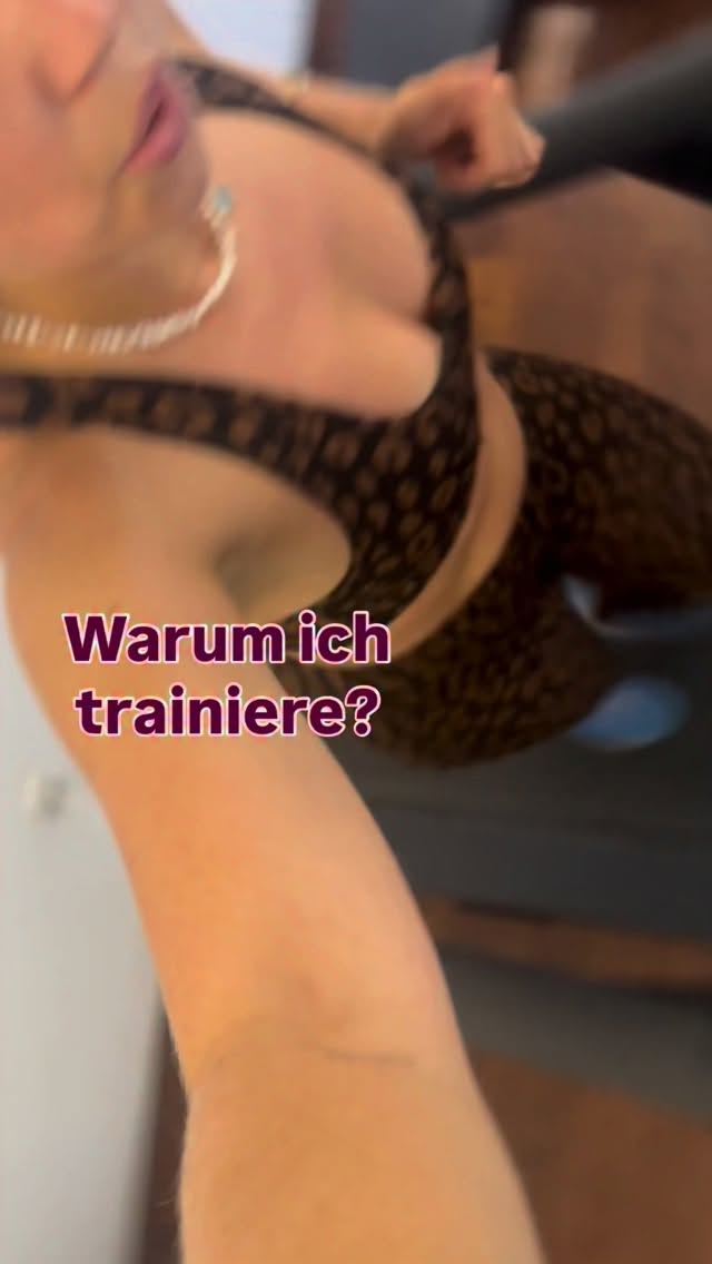 Vor 4 Jahren hätte ich niemals gedacht, dass ich meinen Sohn auf einer Karnevalssitzung tanzend tragen kann.
Nicht, weil ich unsportlich war, sondern weil mein Körper instabil war.
Ich bin Carolin Tengelmann. Heute Expertin für Rektusdiastase und eine stabile Mitte.
Vor 5 Jahren war ich eine Mama mit:
• einer großen Rektusdiastase
• Instabilität im Rumpf
• ständigem Blähbauch
• Rückenschmerzen
• Beckenbodenproblemen
• einem Körper, der mir täglich Grenzen gezeigt hat
Ich konnte mein eigenes Kind nicht schmerzfrei hochheben.
Weil mein System im Schutzmodus war.
Was mir geholfen hat, war kein „mehr Training“.
Sondern ein tiefes Verständnis für Atmung, Druck, Nervensystem und Bindegewebe. Und danach konnte ich endlich wieder in meinem geliebten Sport zurück.
Heute trainiere ich nicht nur, um stärker zu werden.
Sondern um tragfähig zu sein für mein Leben, meinen Alltag, mein Kind und für mich.
🤍 Folge mir, wenn du aufhören willst zu funktionieren
und anfangen willst, deinem Körper wirklich zu helfen.