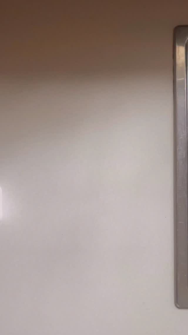 Not me cutting a kiwifruit with a machete 🔪