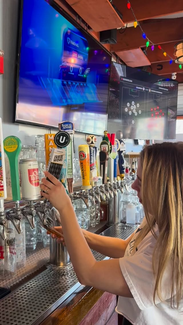 Pouring you beer in all weather! Come see us for ALL NIGHT HAPPY HOUR Thursday during trivia night! 🍻