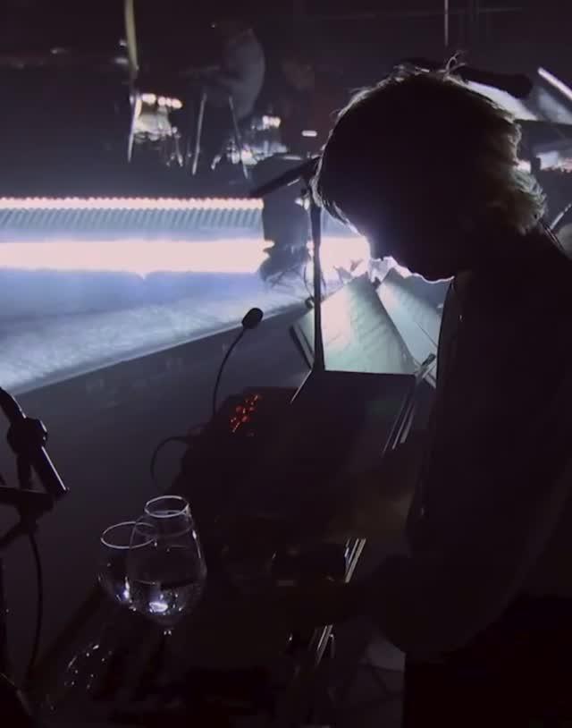 🎵 ANE BRUN E A ARTE DE DESAPARECER 🎵
A descoberta tardia e a voz que abraça a alma ✨
Imagine começar a aprender violão aos 21 anos e, poucos anos depois, estar emocionando plateias nas ruas de Barcelona. Foi assim que a norueguesa Ane Brun (nascida Ane Brunvoll em Molde, 1976) deu seus primeiros passos musicais .
Radicada em Estocolmo desde 2000, Ane construiu uma carreira sólida e independente - criou seu próprio selo, a DetErMine Records, e conquistou prêmios como o Norwegian Grammy (Spellemannsprisen) de Melhor Artista Feminina em 2005 .
Seu som? Uma mistura delicada de folk, pop e arranjos cinematográficos que já rendeu comparações com Björk e Joni Mitchell . Álbuns como “Spending Time with Morgan” (2003) e “A Temporary Dive” (2005) a estabeleceram como uma das vozes mais originais da cena nórdica .
“HOW TO DISAPPEAR COMPLETELY”: QUANDO A MÚSICA VIRA ABRAÇO 🎧
Em 2017, Ane Brun lançou “Leave Me Breathless”, um álbum de covers que ela mesma descreveu como seu trabalho mais pessoal - surgiu após um breve romance que a deixou tão emocionalmente transbordante que sua única válvula de escape foi interpretar canções de amor de outros artistas.
A letra explora temas de dissociação e desejo de escapar da realidade:
“I’m not here, this isn’t happening”
(Eu não estou aqui, isto não está acontecendo)
A repetição desses versos transmite a necessidade de se desconectar de emoções avassaladoras - como se a narradora pudesse “atravessar paredes” e se tornar invisível diante do caos emocional representado por “luzes estroboscópicas e alto-falantes, fogos de artifício e furacões”
A crítica especializada foi unânime: Ane conseguiu fazer algo raro em covers - trouxe uma nova dimensão à música. O jornal sueco Aftonbladet descreveu sua interpretação como “uma carícia na bochecha cada vez que sua voz trêmula sobe ao falsete” .
#AneBrun #HowToDisappearCompletely #MúsicaNórdica #FolkNórdico #CoversEmocionantes