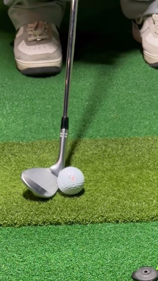 Want to take your pitching to the next level? Focus on these four simple fundamentals: tempo, angle of attack, ball position and keeping the chest moving through the strike ⛳️
Control your tempo to improve consistency, strike down to create clean contact, position the ball correctly to manage trajectory and keep your chest rotating to avoid flipping the hands. These small details make a huge difference to distance control and spin around the greens 🎯
Then take different wedges, use the same technique and start experimenting with ball flight. Learning to control trajectory is what separates good short game players from great ones. If you want to sharpen your pitching and scoring, send me a DM or book via the link in my bio 📩 #golfswing #golftips #golftraining #golfcoach