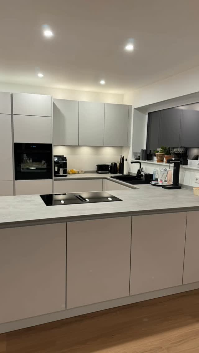 Küchenfarbe wählen ist eine Entscheidung fürs Leben.
(Oder zumindest für die nächsten Jahre.)
👉 Schreib deine Lieblingsfarbe in die Kommentare 🤎🤍🩶🖤