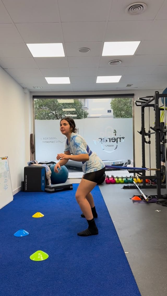 ⛹️🏻♀️Readaptación de menisco en jugadora de baloncesto 🏀
Una de las evitacionees más comunes en pacientes operados y no operados de meniscos es el pivotaje y el cambio de dirección.
El cerebro intenta "evitar" que la rodilla acepte carga y que ejecute movimientos que la comprometan. Precisamente nuestro trabajo se dirige a corregir este tipo de patrones.
Con este ejercicio trabajamos:
🔹Focos externos
1. Toma de decisión color y número
2. Manejo de balón MMSS
3. Pase de balón a demanda
🎯 Gesto de pivote con banda de resistencia
🤩 Uno de los muchos que trabajamos en su rehabilitación. Se te ocurren algún otro ejemplo que trabajes tú en consulta? Te leemos