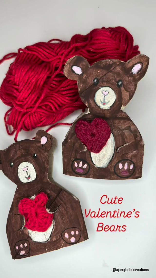 🇬🇧 A little bear was born from a simple tp roll…🧸
All it takes is a little paint, a touch of gold and soft pink, and a heart crocheted with love.
This is an easy and adorable DIY project for Valentine’s Day.
You can see all the steps in the video, but the detailled step-by-step is on my website (link in bio).
Most importantly... Don’t forget to share with me your creations — I love seeing your versions!
—
🇫🇷 Un petit ourson né d’un simple rouleau en carton🧸
Un peu de peinture, quelques touches dorées, du rose tout doux,�et un cœur en laine crocheté avec amour.
Un DIY facile et plein de tendresse pour la Saint-Valentin.
Toutes les étapes sont ici en vidéo mais le tuto complet est sur mon site (lien en bio)
✨Surtout… N’oubliez pas de me montrer vos créations, j’adore découvrir vos versions ✨
—
#recycleandplay #valentinescrafts #inspireuswithyourplay #panduro #funbudgetplay
—
Craft knife, paints, yarn and crochet from @panduroofficial