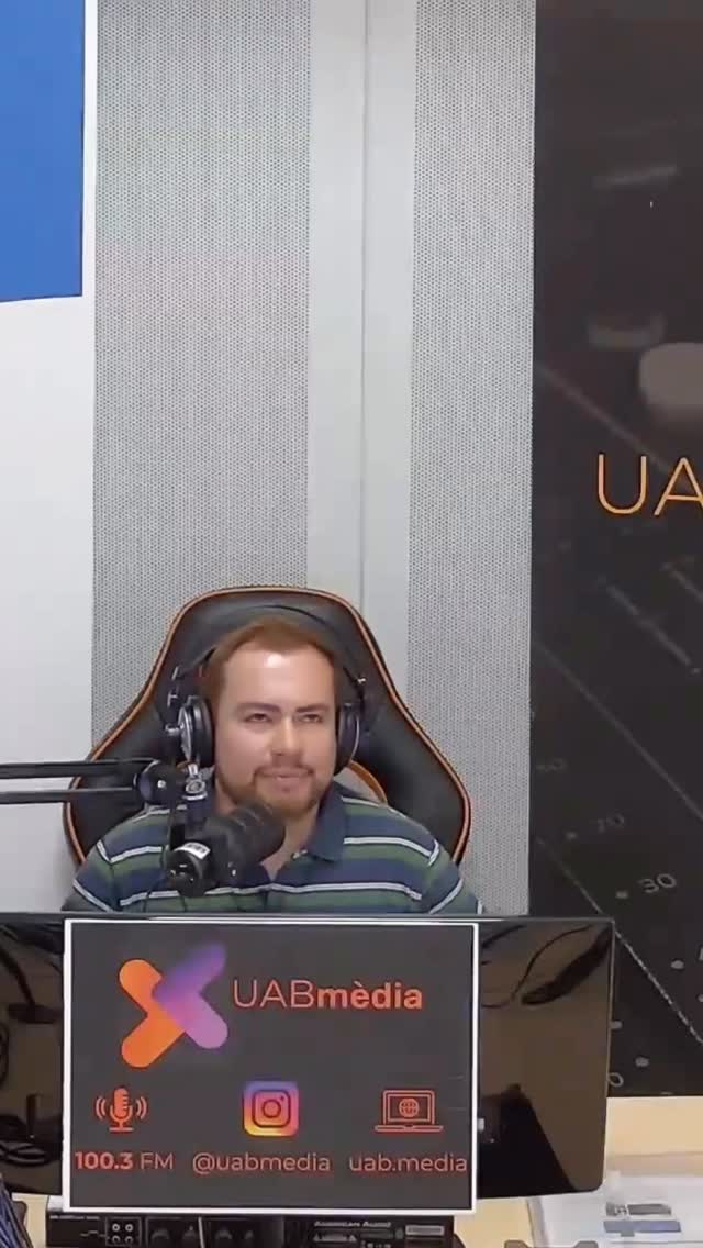 Se habla mucho de poder como si fuera privilegio.
Pero el poder no es gratis.
Desde la psicología social sabemos que el poder no es solo influencia, es posición relacional dentro de una red. Implica exposición, responsabilidad y capacidad de decisión. Y eso tiene coste.
Tener poder significa entrar en dinámicas donde inevitablemente habrá conflicto, tensiones y confrontación. Significa sostener decisiones que no siempre gustarán. Significa responder cuando algo falla.
La investigación sobre poder en organizaciones muestra algo consistente: las personas que ocupan posiciones de influencia no solo amplían su margen de acción, también aumentan su nivel de responsabilidad percibida y su exposición a evaluación social. El poder no elimina la presión, la transforma.
Muchas veces queremos el reconocimiento, la autoridad o la capacidad de decidir, pero evitamos lo que lo acompaña: esfuerzo sostenido, desgaste emocional y situaciones incómodas.
Si quieres poder, tienes que asumir lo que conlleva.
No es solo ocupar un lugar. Es sostenerlo.
Y sostenerlo implica trabajo interno, claridad y disposición a entrar en conversaciones difíciles.
El poder no es un premio. Es una responsabilidad activa.
Del programa Derechos a Bica de @christianbaezv @uabmedia y @anuec.ec