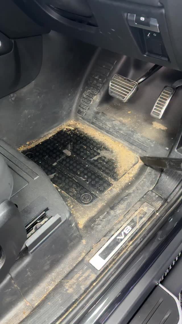 Carpets or plastic?
#detailing #carcleaning