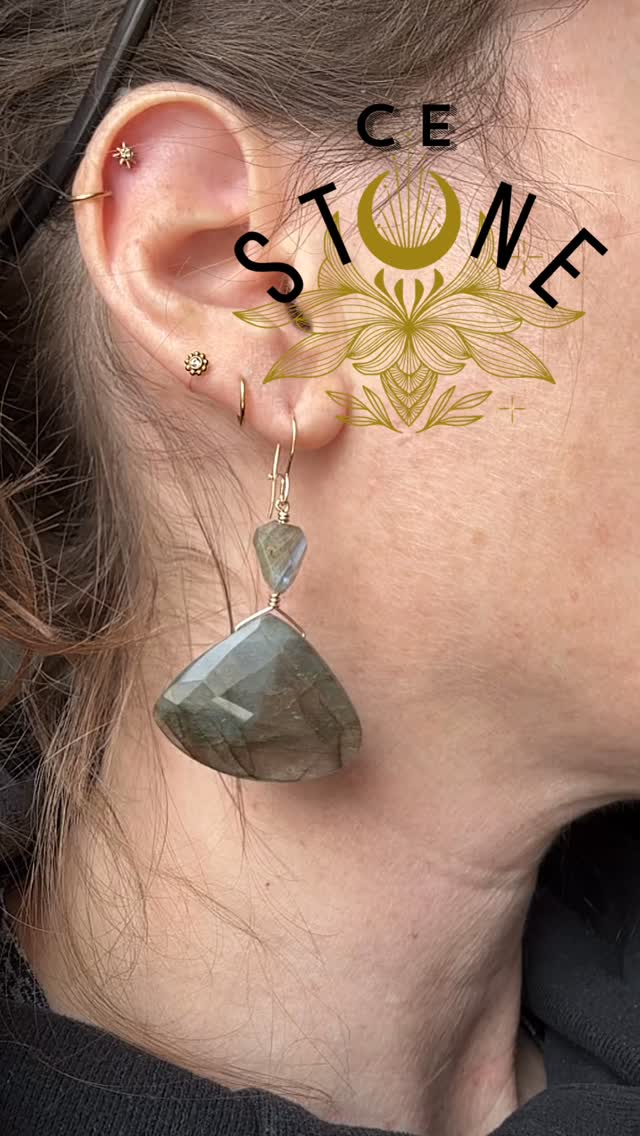 One-of-kind labradorite dangles on 14kt gold-fill ear wire are throwing sunset vibes with the pink/coral and yellow flashes. DM to purchase - we ship!
#handmadejewelry #milwaukeemade #milwaukeejeweler #affordableluxuryjewelry