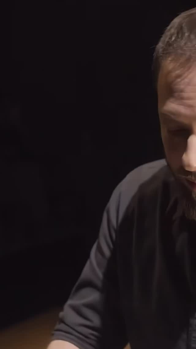 ✨ Central do Brasil: Antonio Pinto e a Alma Sonora do Filme
A trilha sonora do filme “Central do Brasil” composta por Antonio Pinto em parceria com Jaques Morelenbaum, é uma personagem por si só. Ela não apenas acompanha a trama, mas possui “autonomia artística plena”, sendo uma obra de alta qualidade que pode ser apreciada fora do filme.
· A marca de um mestre: Pinto mescla gêneros com rara felicidade, do tema principal melancólico de piano e cordas à inclusão de “Preciso Me Encontrar”, de Cartola.
· Trinta anos de carreira: Filho do cartunista Ziraldo, Pinto celebra três décadas de trajetória. Seu primeiro grande salto foi justamente com “Central do Brasil”.
· Catálogo icônico: Ele é o responsável pelas trilhas de outros marcos como “Cidade de Deus” e do documentário vencedor do Oscar “Amy”.
· Filosofia criativa: Para ele, o maior desafio e atração é “não me repetir”, buscando sempre a identidade sonora única para cada história.
“Central do Brasil” é uma obra-prima onde música e cinema se fundem para contar uma história profundamente humana e brasileira. Juntos, criaram um legado cultural que segue emocionando e nos lembrando do poder das conexões – nas estações, nas estradas e na vida.
#CentralDoBrasil #AntonioPinto #LegiaoUrbana #CinemaBrasileiro #TrilhaSonora