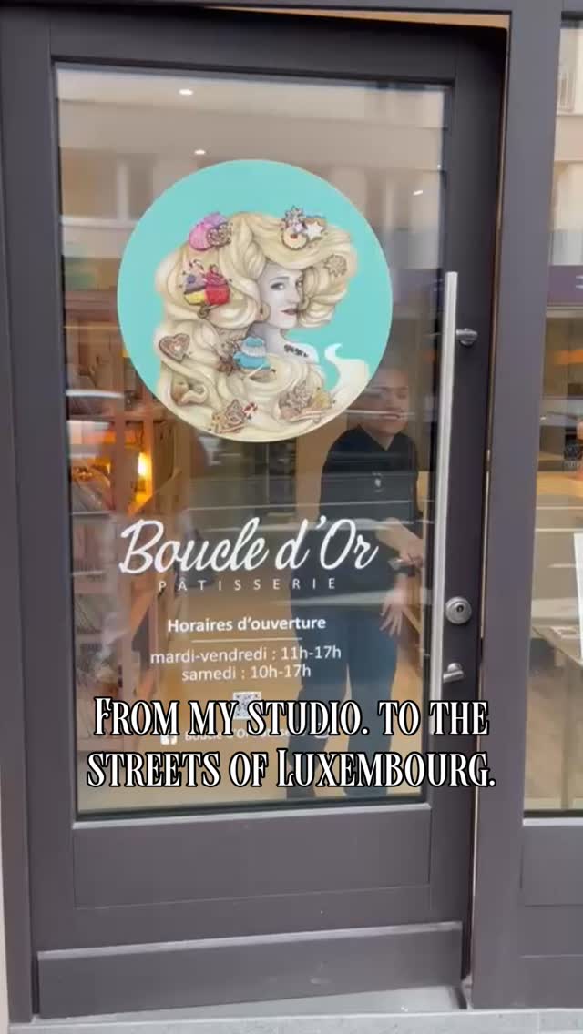 🇬🇧 Some projects quietly change your career.
This one crossed borders.
I was commissioned to design both the logo and the illustrated entrance door of a brand-new pastry shop in Luxembourg : @boucledorpatisserie !
A gourmet watercolor portraying the talented pastry chef herself — her hair blooming with pastries, textures, and sweets.
Seeing my art leave the studio to become part of a city’s daily life is deeply moving. Thank you Blandine for your trust, and Christophe for opening the door to such a meaningful collaboration.
If you live in Luxembourg — or travel there — I invite you to experience this place in person. Step inside, taste her creations, and walk through an artwork designed to be lived, not just seen.
This is why I believe art belongs in spaces of excellence, luxury, and emotion.
———
🇫🇷 Certains projets nous font sortir de notre zone de confort.
Celui-ci a franchi des frontières.
J’ai eu le plaisir de créer le logo et l’illustration de la porte d’entrée d’une nouvelle pâtisserie au Luxembourg : @boucledorpatisserie
Une aquarelle gourmande représentant la talentueuse pâtissière @boucledorpatisserie , dont la chevelure se transforme en un foisonnement de douceurs.
Voir mon art quitter l’atelier pour s’inscrire dans l’espace public, au cœur d’une ville internationale, est une émotion très forte. Merci à Blandine pour sa confiance, et à @christophebouaissi pour cette magnifique opportunité.
Si vous vivez ou voyagez au Luxembourg, poussez cette porte. Goûtez ses créations, et entrez dans un lieu où l’art dialogue avec l’excellence et le plaisir. C’est exactement là que je souhaite voir vivre mes œuvres.
#ArtCommission #LuxuryArt #InternationalArtist