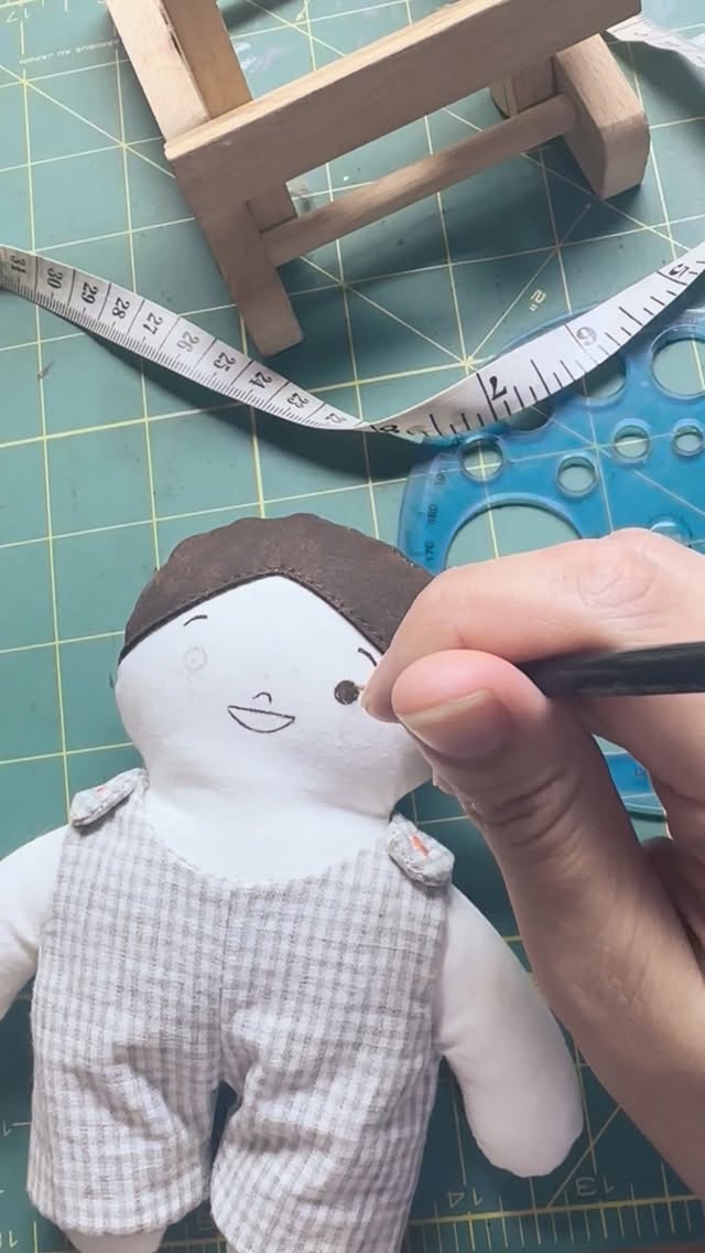 Para quienes hago lo que hago
Hago lo que hago para quienes valoran lo hecho a mano y entienden que cada pieza requiere atención y cuidado.
Porque lo artesanal no se improvisa: se diseña, se prueba y se construye paso a paso.
Trabajo con telas, hilos, pintura y muchas decisiones pequeñas que hacen la diferencia.
Cada muñeco pasa por varias etapas: diseño, pruebas, costura, detalles, ajustes.
El tiempo que requiere no es arbitrario, responde al tipo de trabajo y al nivel de acabado.
Hago lo que hago para personas que respetan el proceso y confían.
Para quienes comprenden que lo único necesita manos presentes y acuerdos claros.
No todo lo que creo es para todo el mundo, y eso está bien.
Lo artesanal también es elegir cómo, cuándo y para quién se trabaja.
Por eso sigo creando desde un lugar honesto y profesional:
cuidando el oficio, el resultado y el intercambio.
Si buscás algo hecho con intención y criterio, este espacio es para vos.
Y si no, también está bien encontrar otros caminos.
Aquí sigo, creando.