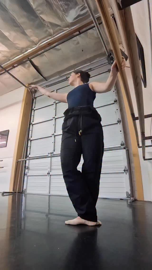Working with @alignfitnessbyallie has completely changed my approach to warming up. I used to think it was holding static stretches, trying to “loosen up” my muscles. Now it’s all about getting those muscles engaged and ready to start firing 🔥
These are my three favorite quick pay-off exercises to wake up my core (abs, back, hips and glutes) so it’s ready to support me in class 💪🏼
👩🏻💻DM me for more info about the Dancer Strong program (life-changing, truly).
🏋🏻♀️ Use code AFTERCLASS for a discount on your first month!
#adultballet #ballet #adultballerina #dancer #dancerstrong