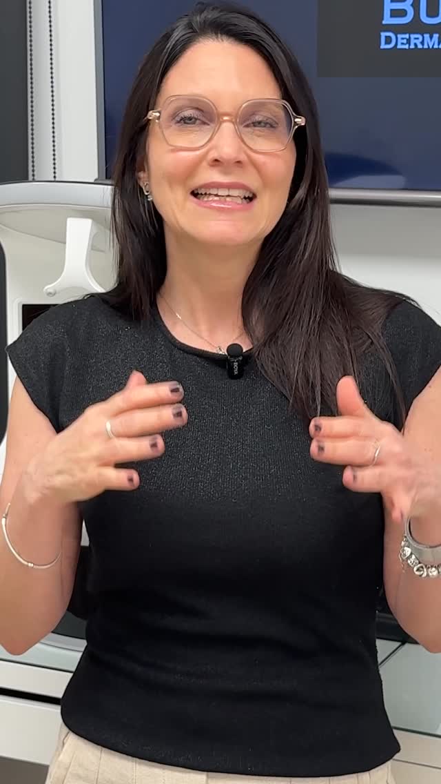 🔥 ¿TE QUEMASTE CON EL SOL Y TE SALIERON AMPOLLAS? ATENCIÓN 🔥
Eso NO es una quemadura leve ☀️🚨
Las ampollas indican quemadura solar de segundo grado y lo que hagas ahora puede marcar la diferencia.
👉 Seguí mis consejos del video para evitar:
❌ Infecciones
❌ Manchas persistentes
❌ Cicatrices
❌ Envejecimiento prematuro de la piel
⚠️ Lo que NO tenés que hacer:
🚫 No pinches las ampollas
🚫 No te expongas nuevamente al sol
🚫 No uses remedios caseros agresivos
✅ Lo que SÍ tenés que hacer:
✔️ Enfriar la piel
✔️ Hidratar intensamente
✔️ Proteger del sol de forma estricta
✔️ Consultar a tiempo
💬 Guardá este post
❤️ Compartilo con ese amigo que “se pasó un poco” con el sol
👇 Contame en comentarios si alguna vez te pasó
#QuemaduraSolar
#AmpollasPorSol
#CuidadoDeLaPiel
#PielSaludable
#Dermatología
SolConConciencia