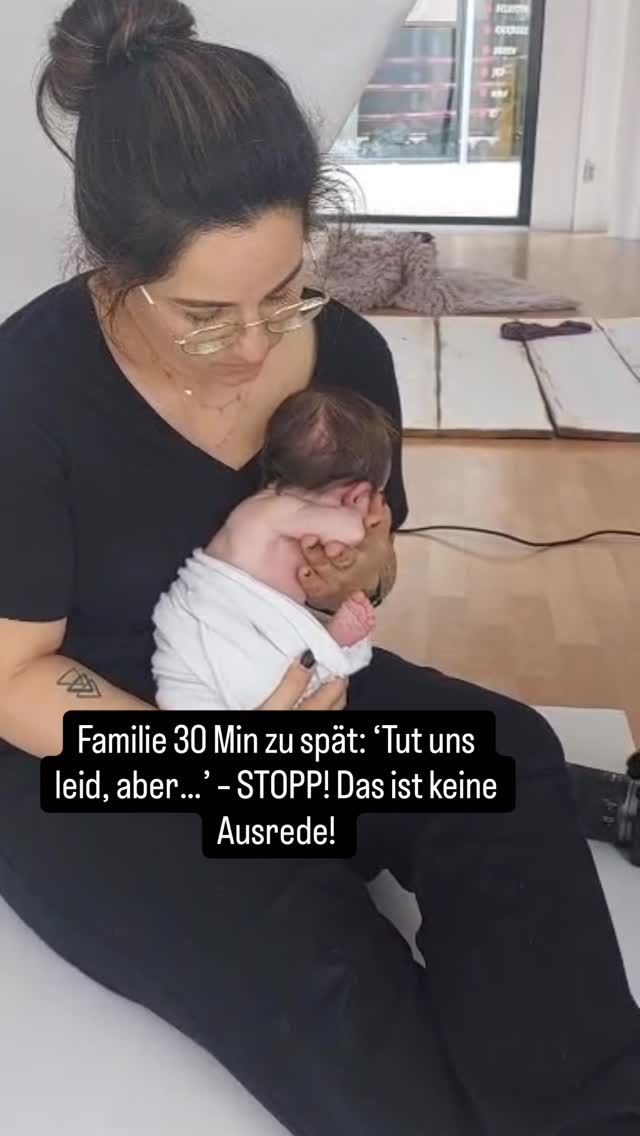 STOPP! Das ist keine Ausrede!
Das ist euer neues Leben. Und das ist absolut okay so. 💕
Mit einem Neugeborenen gibt’s keine Pünktlichkeit mehr wie früher:
🍼 Das Baby hat Hunger – genau jetzt
💩 Die Windel war voll – zum dritten Mal
👶 Auf dem Weg nochmal komplett vollgespuckt
😴 Endlich eingeschlafen – aber erst nach 20 Minuten Beruhigen
Das Leben mit einem Neugeborenen tickt nach einem anderen Rhythmus.
Und genau DAS ist bei meinen Shootings völlig normal!
Ihr müsst euch nicht rechtfertigen.
Ihr müsst euch nicht stressen.
Ihr müsst keine Ausreden suchen.
Denn es SIND keine Ausreden – es ist euer Alltag. Und der ist perfekt so, wie er ist. 🤍
Bei mir gibt’s:
✨ Keine Hektik, wenn ihr später kommt
✨ Zeit zum Ankommen, Stillen, Wickeln
✨ Einen Rhythmus, der sich nach EUREM Baby richtet
Die schönsten Fotos entstehen, wenn alle entspannt sind – nicht wenn die Uhr tickt. ⏰
📸 Du wünschst dir ein Shooting, bei dem du einfach Mama/Papa sein darfst – ohne Stress, ohne Zeitdruck?
👉 Melde dich bei mir & sichere dir deinen entspannten Newborn-Termin!