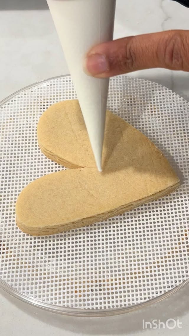 Cookies are a love language. 🩷
#sugarcookies
#LAbaker
#valentinesday
#valentinesdaycookies
#sugarcookiesdecorating